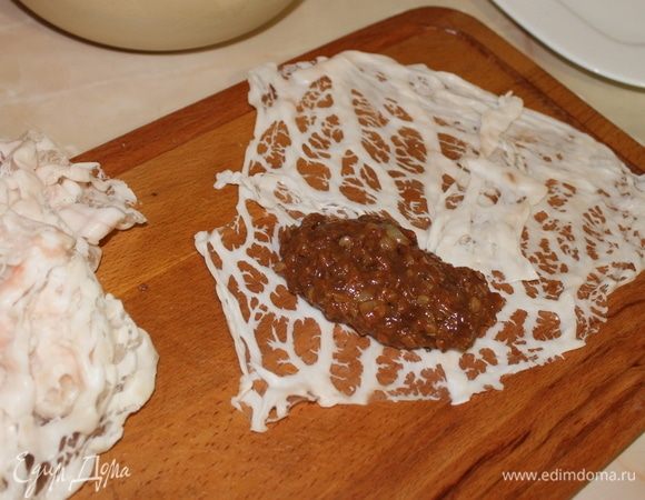 От сальника отрезайте лоскут таким размером, что бы вы смогли завернуть в него 2 столовые ложки фарша. Заверните весь фарш в сеточку, и после этого можно отправить печеночные котлеты на сковороду.