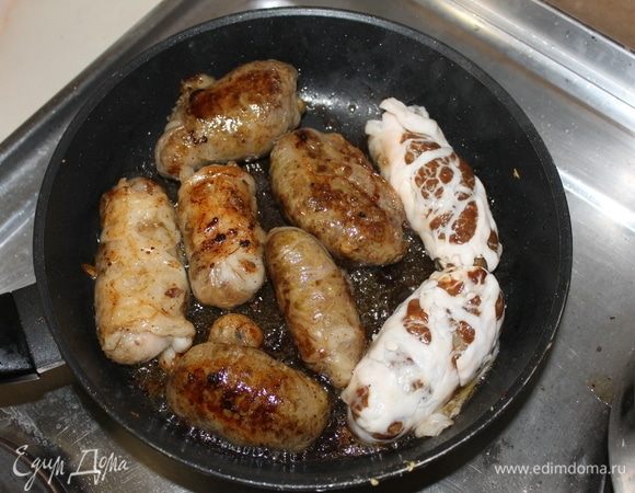 Выложите на горячую сковороду подготовленные котлеты и обжаривайте со всех сторон на среднем огне, стараясь зарумянить все стороны. Складывайте обжаренные сальники в сотейник под крышку.