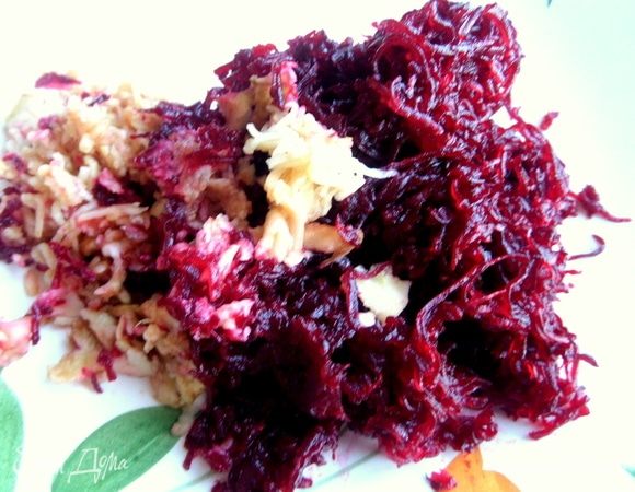 Отварить свеклу, натереть вместе с кислым яблоком.