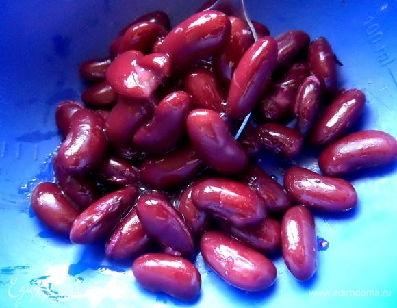 Процедить фасоль от жидкости.