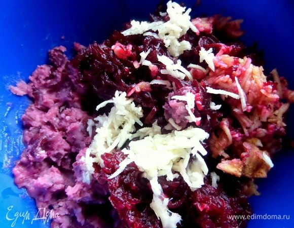 Поместить в пюре свеклу с яблоком и чесноком.