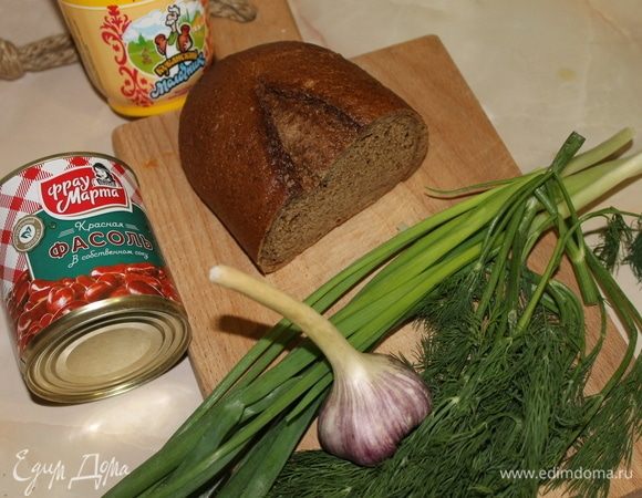 Я предлагаю приготовить тюрю с фасолью и простоквашей. Блюдо получится очень сытное и вкусное. Для тюри я использовала консервированную красную фасоль «Фрау Марта».