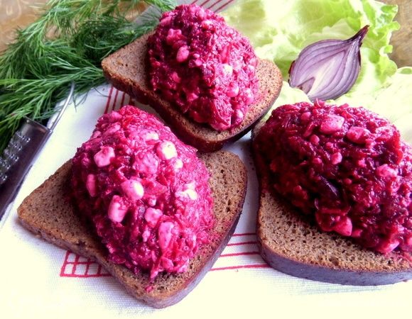 Подать на любом хлебушке.