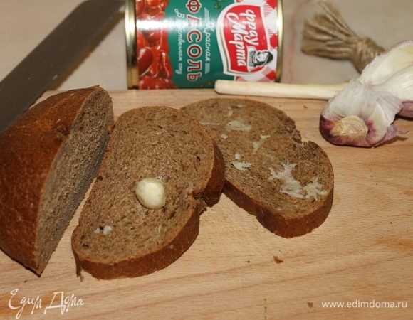 Ломтики ржаного хлеба натрите обильно чесноком и отправьте в духовку хорошо подсушиться, или используйте сухарики.