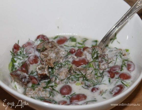 Перемешайте и отрегулируйте по вкусу соль и перец. При необходимости добавьте минеральной воды или кваса.