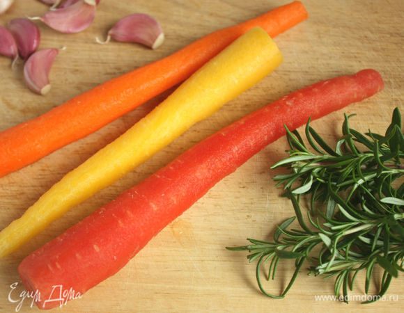 Морковь очистить (поскоблить) и вымыть. В ингредиентах указано 16 штук, если это молодая маленькая морковь, а среднего размера достаточно 4 штуки. Если морковь молодая и с ботвой, оставить по 2,5 см ботвы и особенно тщательно почистить вокруг нее. Если морковь крупная, разрезать на 2–3 части. Зубчики чеснока отделить от головки, оставить в «рубашке», но тонко обрезать кончики с одной стороны. Желательно чуть раздавить зубчики плоской стороной широкого ножа. Розмарин помыть и обсушить.