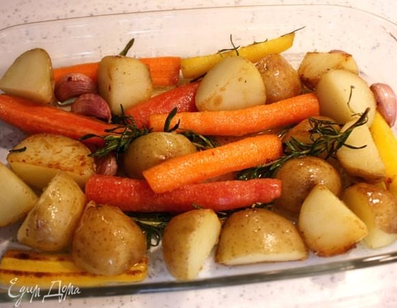 Как только картофель станет приобретать золотистый цвет, переложить все в огнеупорное блюдо или противень и поместить в духовку на 25–30 минут. Пару раз можно аккуратно перемешать овощи для равномерного приготовления.