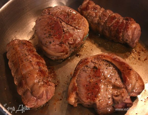 В это время нагреть на среднем огне сковороду или сотейник, который можно ставить в духовку, т.е. с металлической ручкой или вовсе без нее. Добавить оставшееся рапсовое масло. Подготовленные кусочки баранины приправить солью и перцем и положить в горячее масло. Обжарить по 2 минуты с каждой стороны, пользуясь кулинарными щипцами. Затем сковороду поставить в духовку на 19–21 минуту, если предпочитаете хорошо прожаренное мясо, как я. Для розового мяса средней прожарки достаточно 7 минут. С готового мяса снять нити, положить его в фольгу, плотно закрыть и оставить в выключенной приоткрытой духовке. Овощи там же.