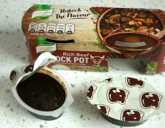 Бульон должен быть нежирным. Конечно, в идеале нужно брать хороший свежесваренный бульон, но готовить его специально для соуса как-то не экономно. Я использую в таких случаях концентрированный (как желе), растворив его к кипящей воде.