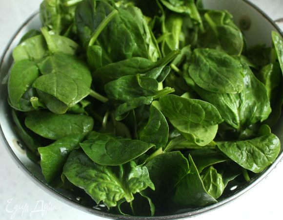 Шпинат перебрать, промыть и обсушить. Когда соус будет почти готов, в отдельном сотейнике на среднем огне расплавить оставшееся сливочное масло, добавить шпинат и помешивая, готовить до увядания. Приправить солью и перцем, держать в тепле.