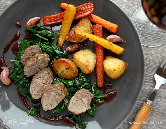 Для сервировки на подогретые тарелки полить по 1 ст. л. соуса, разложить картофель и морковь, рядом шпинат. Длинные кусочки баранины нарезать наискосок на 5 частей и выложить на шпинат. Украсить дольками чеснока и розмарином. Медальоны выложить целиком. Для данного блюда средней или хорошей прожарки с указанными приправами и соусом желательно выбрать Haut Médoc или вино из северной части долины Rhône, молодое красное Bordeaux, Cabernet, итальянское Chianti Classico, испанское Rioja Reserva.