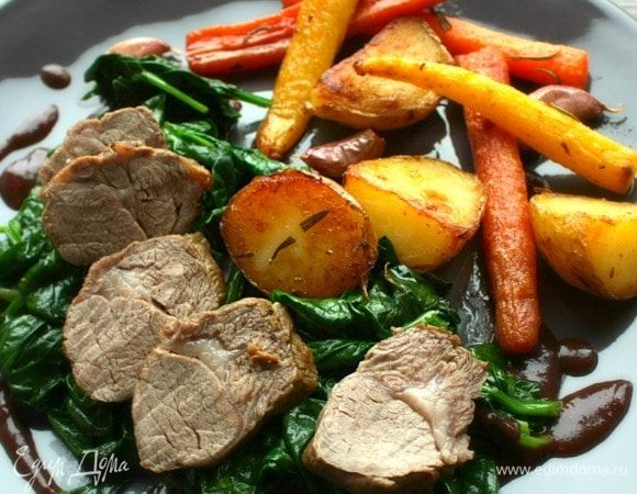 Мясо получается нежнейшее, овощи ароматными, соус шелковистым. Приятного аппетита! Приятной компании!