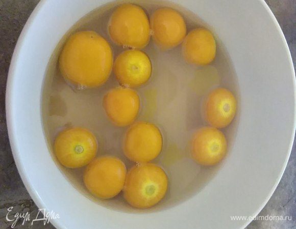 Приготовим сахарный сироп: удалим чашечки физалиса, бланшируем 2 мин, промоем и бросим в сироп. Вымачивать сутки.