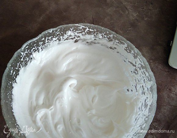 Белки взбиваем в крепкую пену с остальным сахаром.