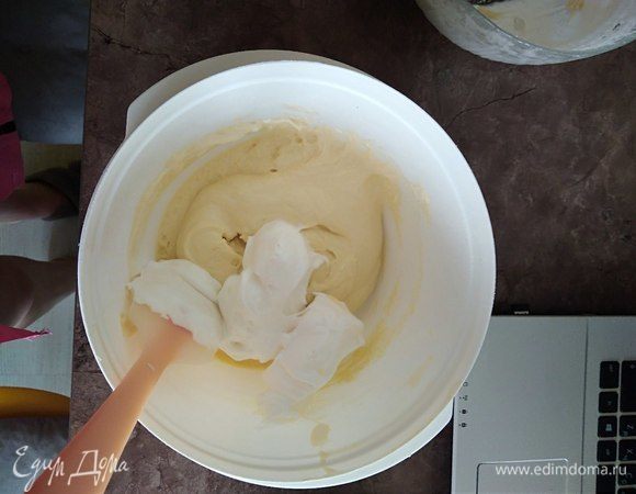 Через сито просеять разрыхлитель с мукой. К желткам добавить треть массы взбитых белков, осторожно мешая по часовой стрелке силиконовой лопаткой. В эту массу добавить муку с разрыхлителем, продолжая осторожно мешать, пока не исчезнут комочки. После вводим остатки белков.