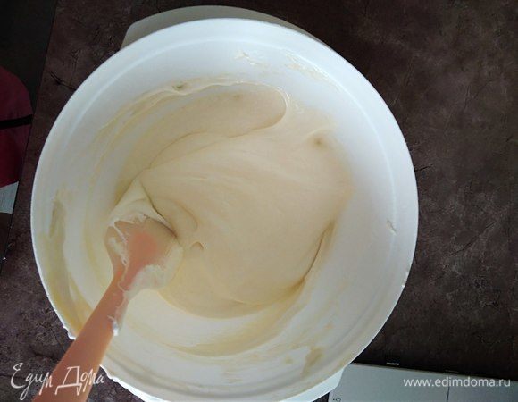Масса должна получиться пышной и однородной. Добавить пару капель ванильного экстракта и еще раз осторожно перемешать.