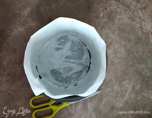 Включаем духовку в режиме конвекция на 180°C. Далее подготавливаем форму для запекания. У меня 16 см в диаметре. Для подстраховки вырезаю пекарскую бумагу и приклеиваю на дно и к бортам, предварительно смочив ее водой. Таким образом я буду уверена, что бисквит не прилипнет и не порвется, когда я буду вынимать его из формы. Бумага отходит очень хорошо, не рвет края.