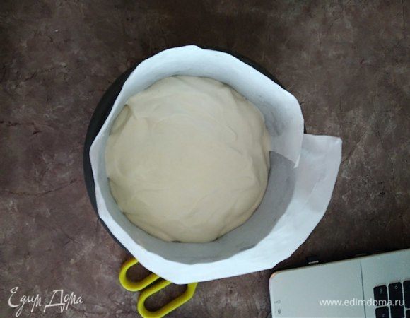 Осторожно выливаем массу в форму и ставим в духовку на 25–30 мин. Лучиной проверяем готовность (я не проверяла, боялась что бисквит опадет от перепада температур).