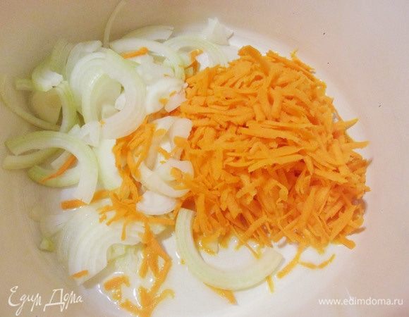 В кастрюле с толстым дном разогреть растительное масло и обжарить овощи до полуготовности.