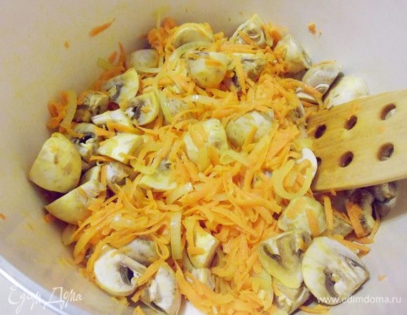 Обжаривать все вместе в течение 5 минут.