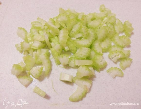 Мелко нарезать стебель сельдерея.