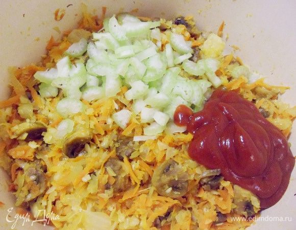 В кастрюлю добавить нарезанный стебель сельдерея, томатный соус, соль, сахар, черный молотый перец.