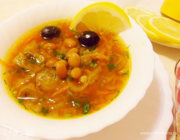 Подавать солянку горячей с ломтиком лимона.