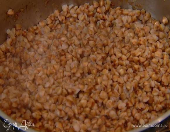 Гречку и киноа отварить согласно инструкции на упаковке.