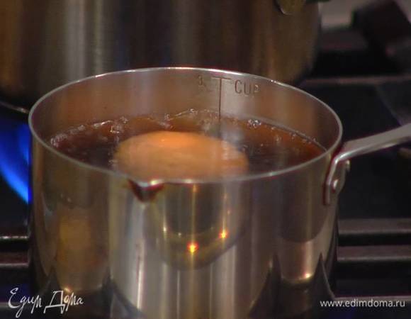 Яйца отваривать 4‒5 минут с момента закипания.