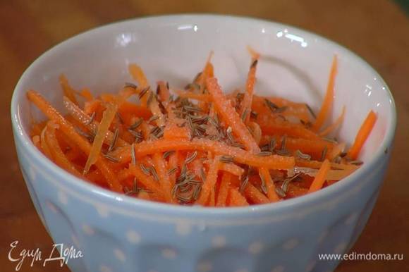 Морковь почистить, натереть на мелкой терке, залить уксусом, добавить сахар, тмин, щепотку соли, все перемешать и дать постоять.