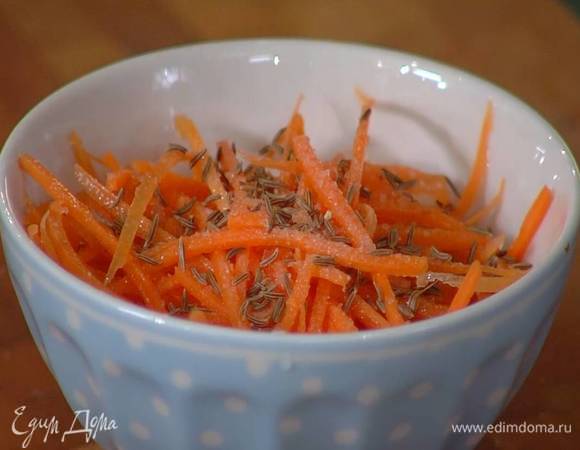 Морковь почистить, натереть на мелкой терке, залить уксусом, добавить сахар, тмин, щепотку соли, все перемешать и дать постоять.
