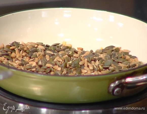 Тыквенные и подсолнечные семечки подсушить на разогретой сковороде.