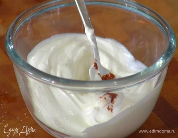 Приготовить заправку, перемешав сметану с аджикой.<br />
 