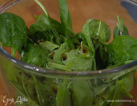 Шпинат выложить в глубокую посуду, полить лимонным соком, оливковым маслом и бальзамическим уксусом, слегка посолить и перемешать.