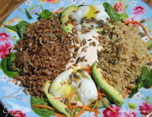 Яйца почистить, поместить на салат и слегка надрезать, так чтобы желтки потекли, рядом разложить отваренную гречку и киноа, посыпать все семечками.