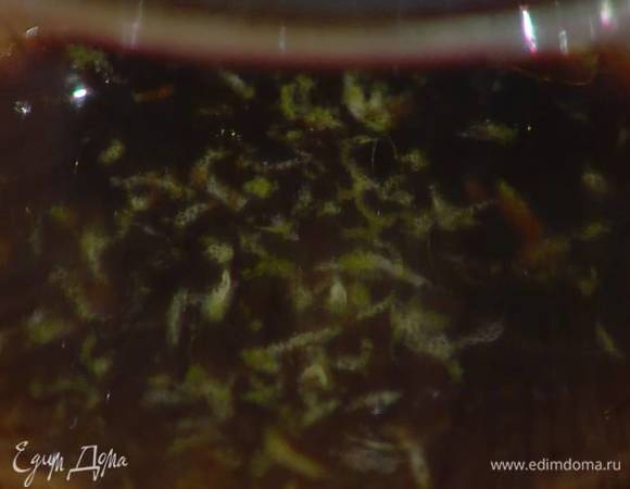 Приготовить маринад: цедру и сок лайма соединить с соевым соусом, уксусом из сидра, бальзамическим и рисовым уксусом, саке и оливковым маслом, все перемешать.