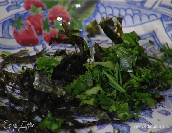 Кинзу и шнитт-лук мелко нарезать ножницами.