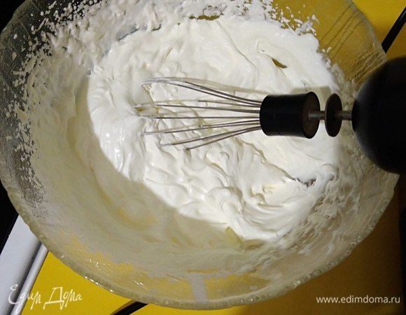 Взбиваем сливки до устойчивых пиков.