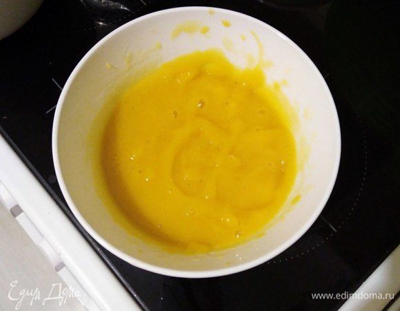 Пюрируем блендером консервированные манго. Далее взбиваем творожный сыр (у меня был Hochland для кулинарии) с сахарной пудрой, добавляем пюре манго и взбитые сливки.