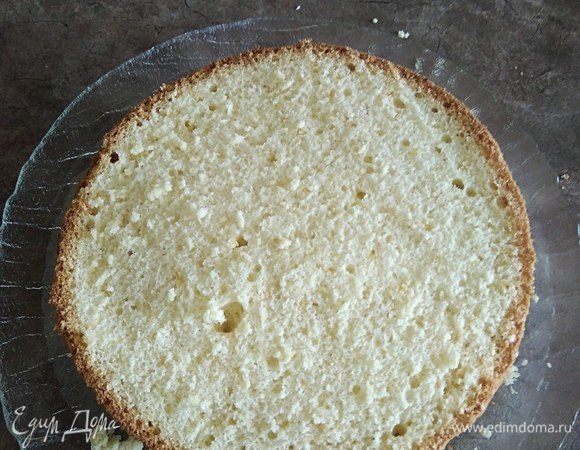 На следующий день достаем коржи из холодильника и обильно каждый поливаем сиропом манго, поочередно складывая торт. Поливаем, смазываем кремом, закрываем следующим коржом. Между коржами можно положить консервированные фрукты, я брала личи, но если честно мне не понравилась такая начинка, поэтому не стала добавлять ее в рецептуру.