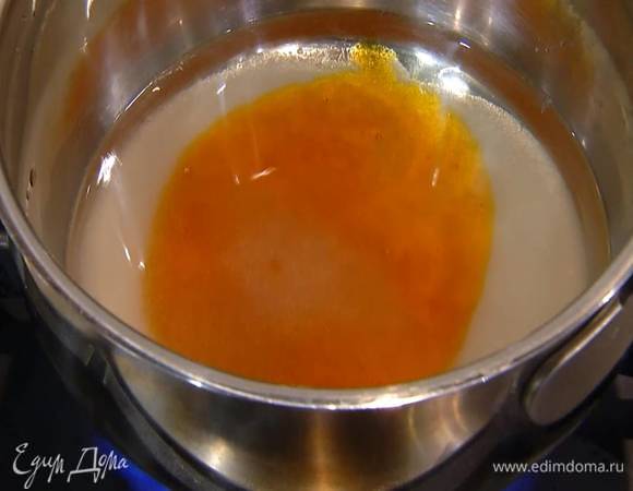 Приготовить итальянскую меренгу: в небольшой кастрюле соединить сахарный сироп и 50 г сахара, влить 2 ст. ложки воды и варить, пока сахар полностью не растворится.