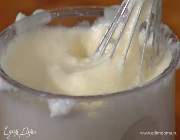 Белки взбить в плотную, воздушную массу, затем, не выключая блендера, тонкой струйкой влить 2/3 горячего сиропа и взбить все в плотную, воздушную массу.