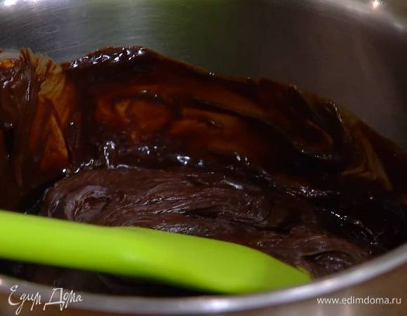 Приготовить желтковый крем: шоколад выложить в кастрюлю и поместить на водяную баню, добавить разведенный столовой ложкой кипятка кофе и все растопить.