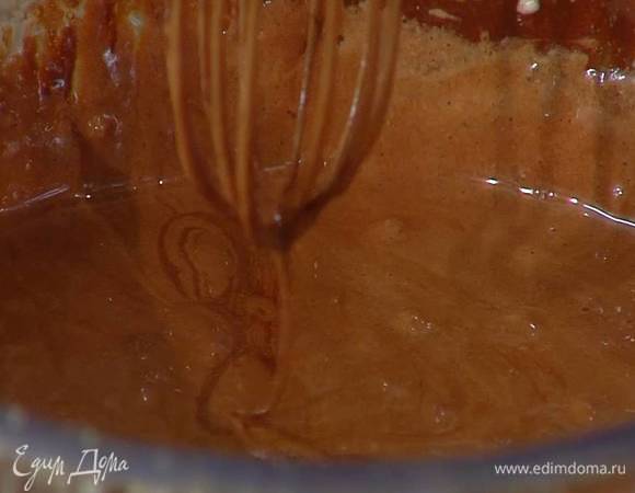 Желтки соединить со 100 г сахара и, непрерывно перемешивая блендером с насадкой-венчиком, влить оставшийся горячий сироп и взбить все в пышный, густой крем, затем добавить растопленный шоколад с кофе и еще немного взбить.