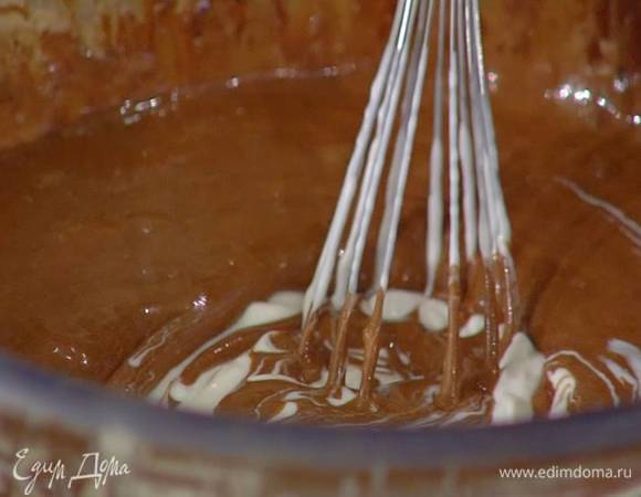 В два приема добавить в желтковый крем итальянскую меренгу и взбить все в однородную массу.