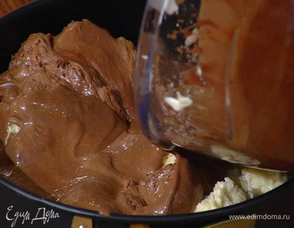 Сверху выложить шоколадную массу и отправить в холодильник.