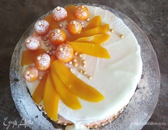 Нарезаем манго тонкими ломтиками. Шоколад темперируем на водяной бане предварительно разломав на мелкие кусочки, постоянно помешивая пока он не станет стекать тонкой струйкой с лопатки. Снять с водяной бани и размешать до полного растворения кусочков. Достаем торт и поливаем его шоколадом разравнивая верх лопаткой. Далее выкладываем наш физалис и делаем лепестки из манго, декорируем бусинками. Сверху посыпаем сахарной пудрой. Приятного аппетита!