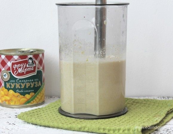 В чаше блендера смешаем кукурузу, сливки, сахар и ванилин.
