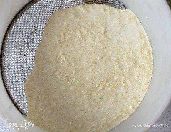 Полученную смесь протрем через дуршлаг.