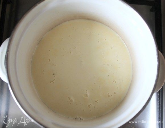 Поставить смесь на медленный огонь и подогреть.